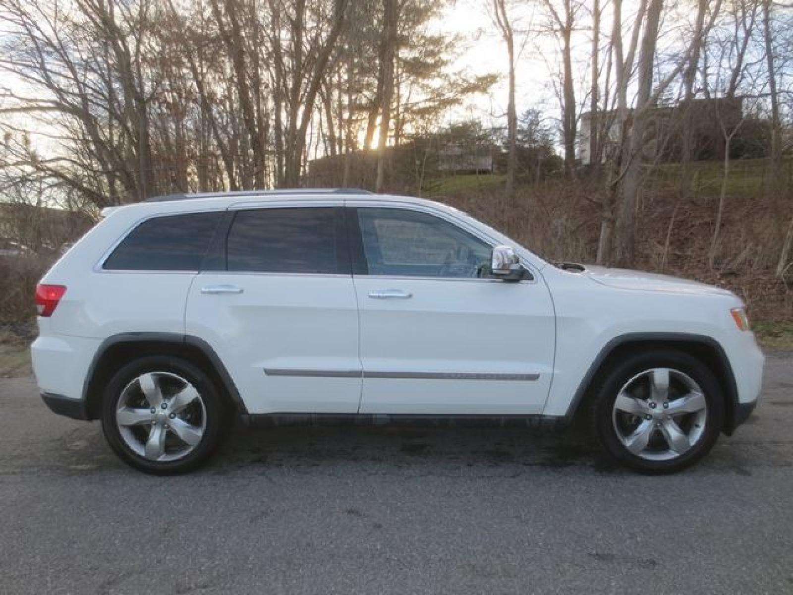 2011 White /Black Jeep Grand Cherokee Overland (1J4RR6GT1BC) with an 5.7L v8 engine, Automatic transmission, located at 270 US Route 6, Mahopac, NY, 10541, (845) 621-0895, 41.349022, -73.755280 - Photo #11